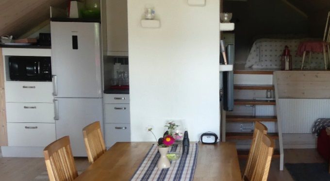 Helhetsbild kök till vä, matplats , bäddsoffa 140cm samt sovloftet